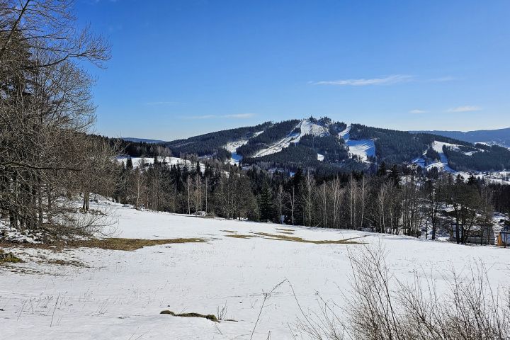 Zimní pohled na Ski areál Tanvaldský Špičák.