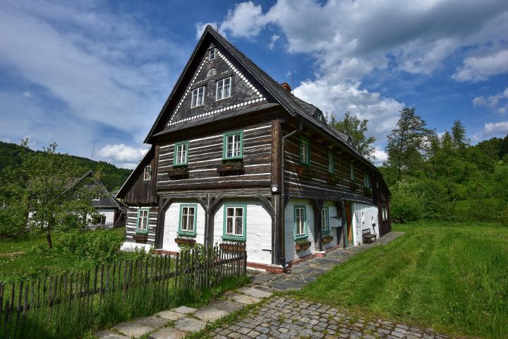 Příkladně zrekonstruovaný historický dům v Kryštofově Údolí.