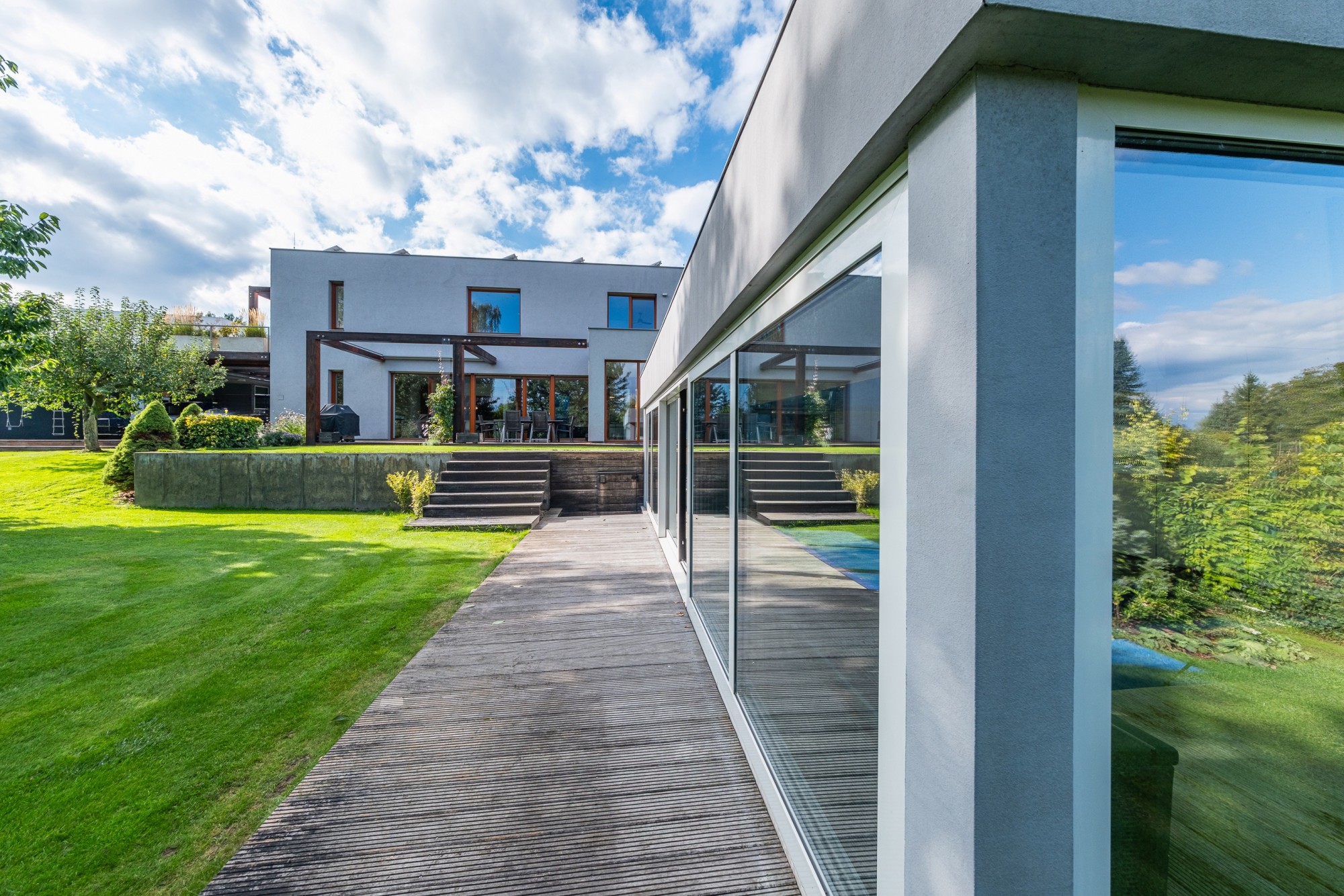 Pohled na terasu od bazénu.