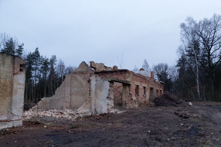 Demolice původních budov.