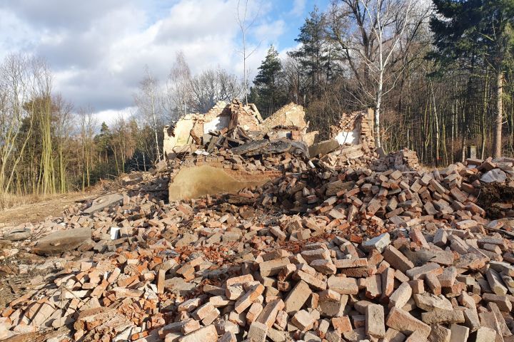 Demolice původních budov.