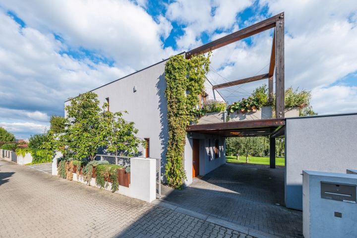 Pohled na dům od vjezdové brány.