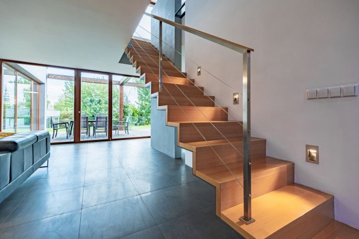 Průhled obývacím pokojem.