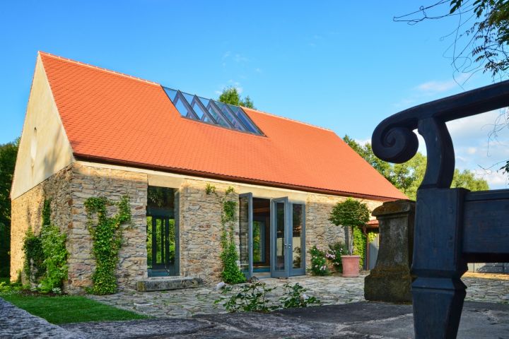 Pohled na stodolu s bazénem