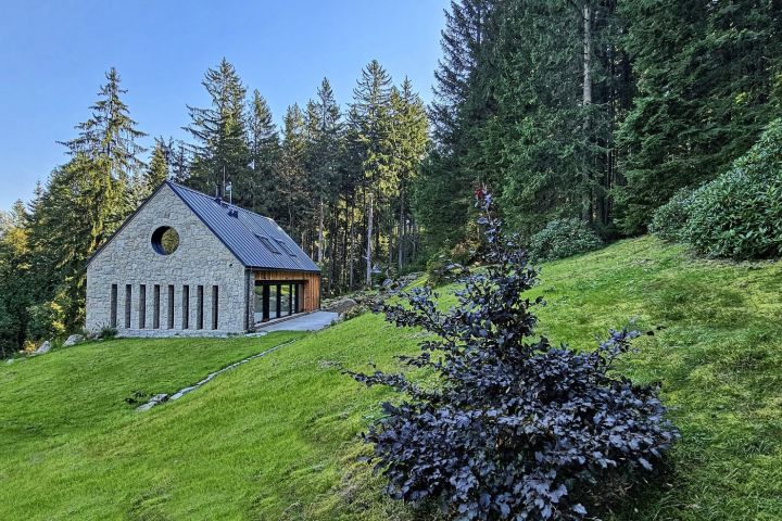 Pohled na horský dům.