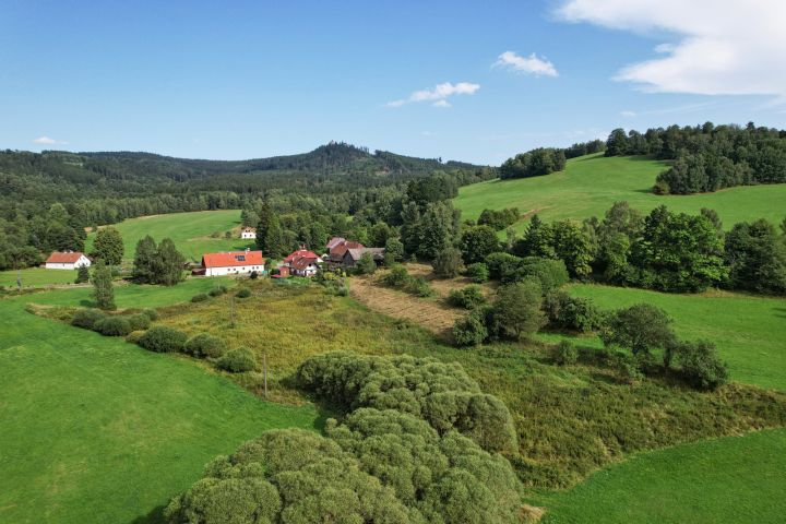 Letecký pohled na pozemek, v pozadí hrad Kašperk!