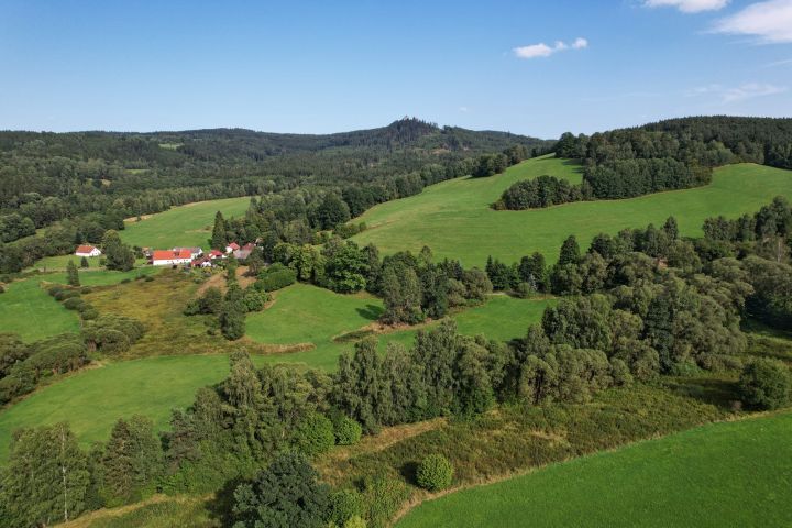 Letecký pohled na osadu s pozemkem.