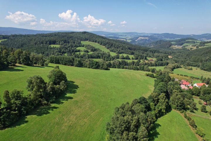 Letecký pohled na louku nad pozemkem.