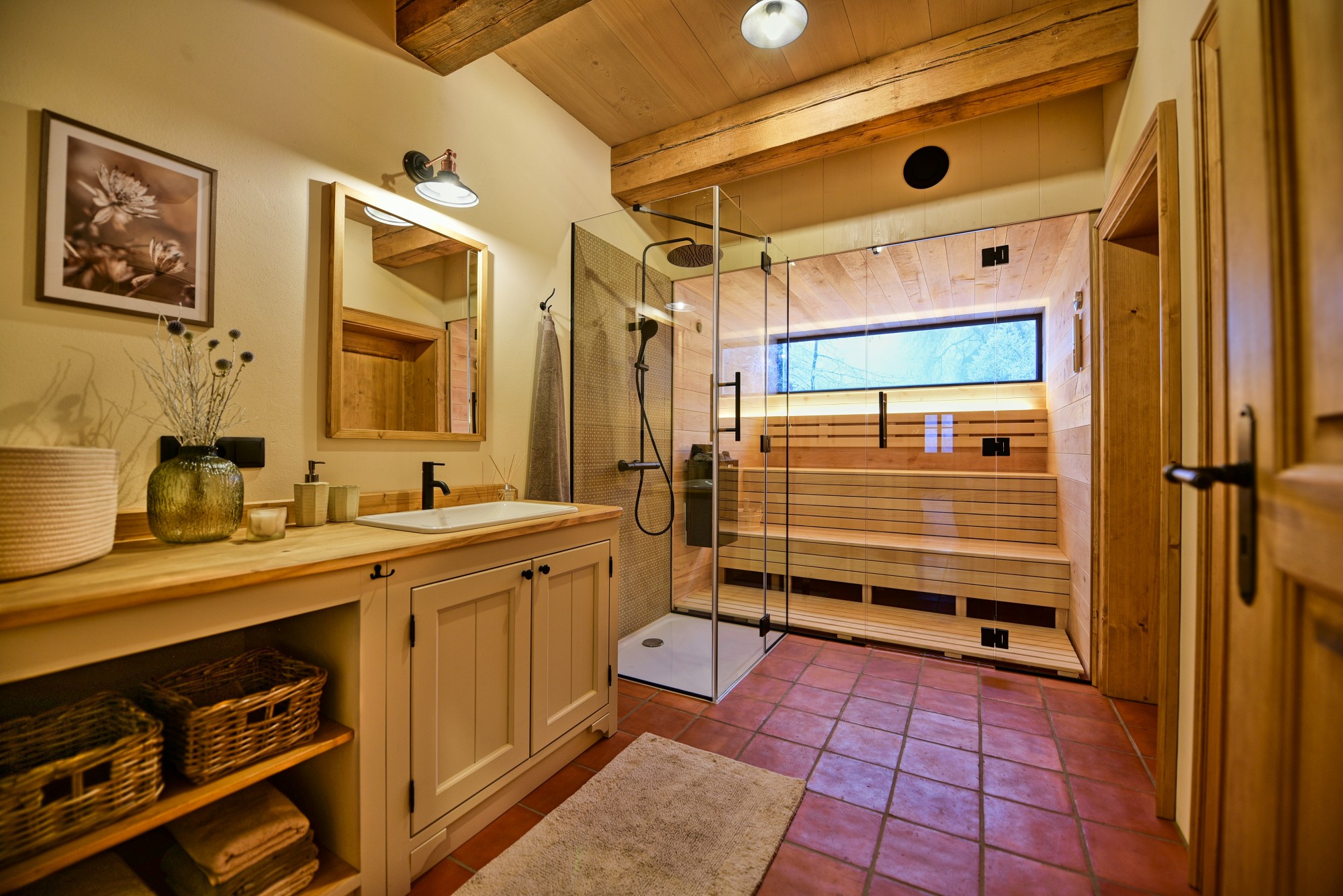Koupelna se saunou v přízemí.