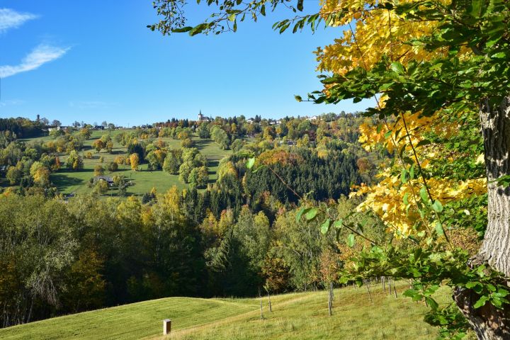 Dálkový pohled na Příchovice.