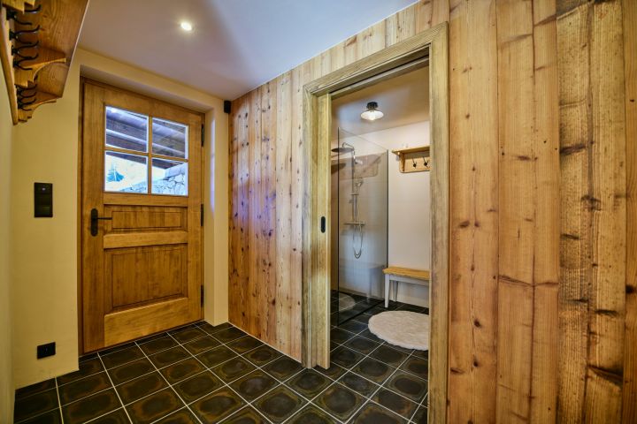 Chodba a pohled na sprchový kout