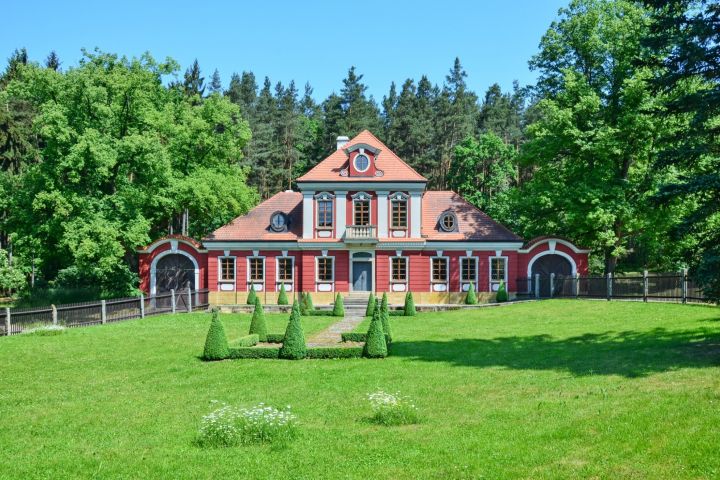 Pohled na barokní hájovnu